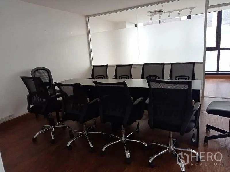 สำนักงาน ให้เช่าในRatchathewi, Bangkok - ห้องบอร์ดรูม เก้าอี้ตาข่ายแปดตัวรอบโต๊ะสี่เหลี่ยม หลังผนังกระจก