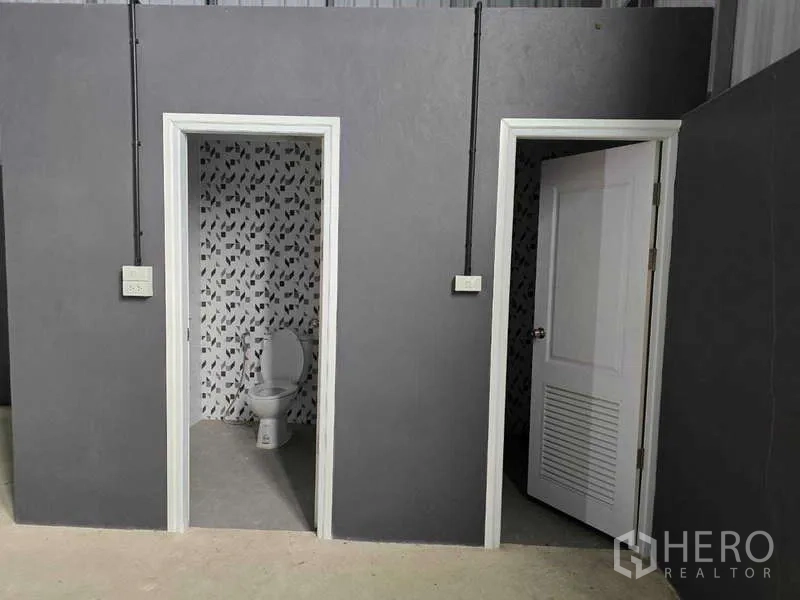 คลังสินค้า ให้เช่าในMueang Samut Sakhon, Samut Sakhon - ห้องน้ำภายในโกดัง ผนังกระเบื้องลายใบไม้