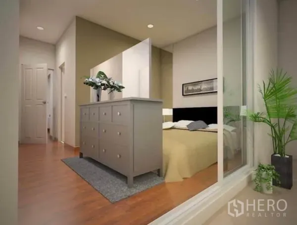 ทาวน์เฮาส์ ให้เช่าในWang Thonglang, Bangkok - ห้องนอนพื้นไม้ กั้นพื้นที่ด้วยตู้ลิ้นชัก แสงไฟนุ่มนวล และหน้าต่างกระจกบานเลื่อนพร้อมต้นไม้ประดับ