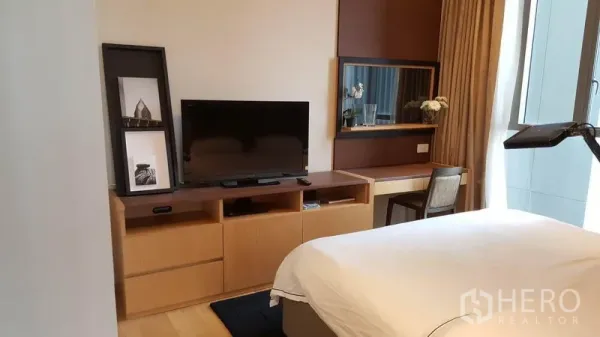 คอนโด ให้เช่าในWatthana, Bangkok - ห้องนอนพร้อมตู้วางทีวี โต๊ะทำงานบิลท์อิน และหน้าต่างบานใหญ่รับแสงธรรมชาติ