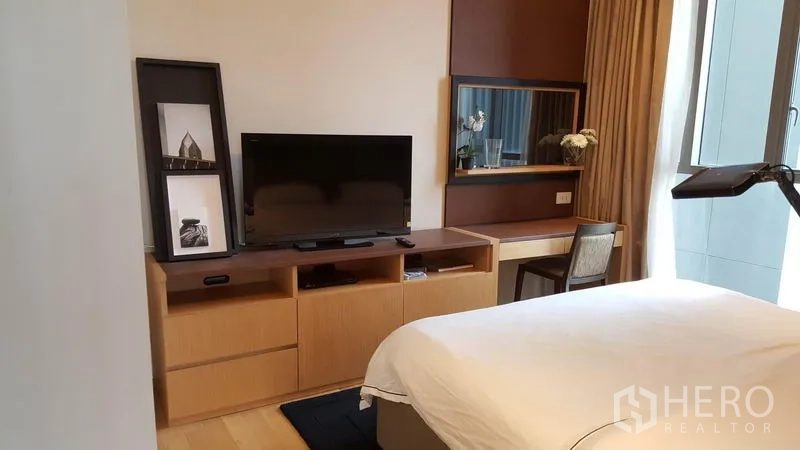 คอนโด ให้เช่าในWatthana, Bangkok - ห้องนอนพร้อมตู้วางทีวี โต๊ะทำงานบิลท์อิน และหน้าต่างบานใหญ่รับแสงธรรมชาติ