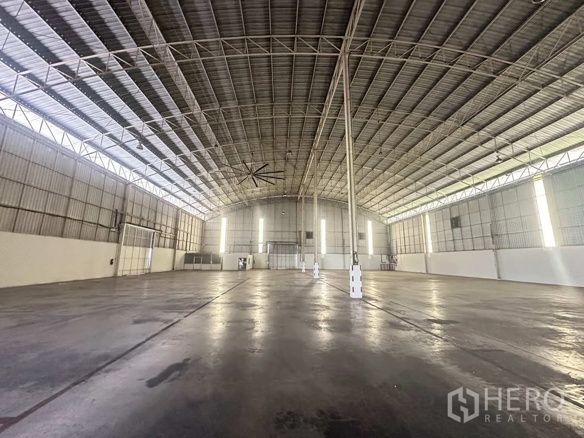 货栈 出租在Bang Pa-in, Phra Nakhon Si Ayutthaya - 仓库内部空间开阔，约14米净高，钢桁架屋顶与大型HVLS风扇。