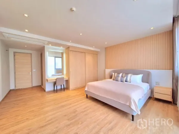 อพาร์ทเมนท์ ให้เช่าในBang Na, Bangkok - ห้องนอนหลักพร้อมตู้เสื้อผ้าบิลท์อิน โต๊ะเครื่องแป้ง และพื้นไม้โทนอุ่น