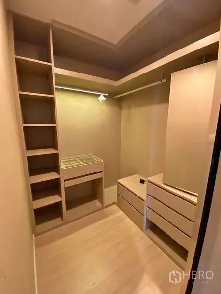 คอนโด ขายในWatthana, Bangkok - ห้องวอล์กอินคลอเซ็ตขนาดกะทัดรัด มีชั้นวาง ลิ้นชัก และโต๊ะแต่งตัวโทนไม้อบอุ่น