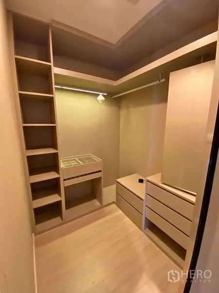 คอนโด ขายในWatthana, Bangkok - ห้องวอล์กอินคลอเซ็ตขนาดกะทัดรัด มีชั้นวาง ลิ้นชัก และโต๊ะแต่งตัวโทนไม้อบอุ่น