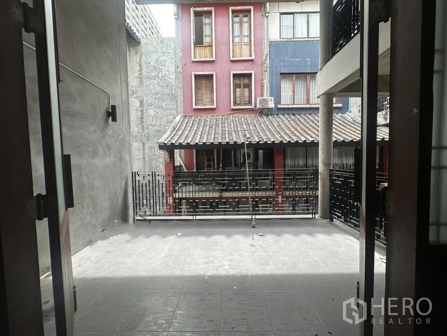 带办公室的家 出租在Pathum Wan, Bangkok - 楼间深露台，灰色地砖与金属栏杆