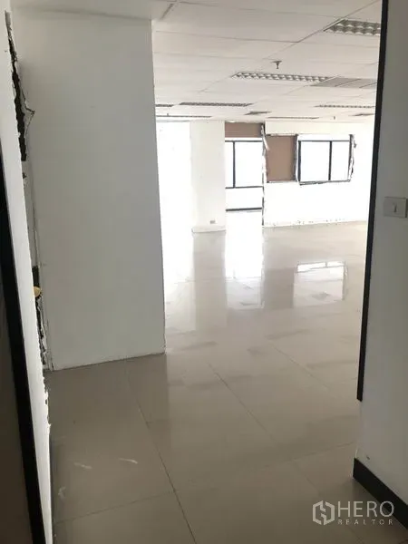 สำนักงาน ให้เช่าในWatthana, Bangkok - โถงทางเดินเปิดสู่พื้นที่สำนักงานโล่ง ผนังขาว พื้นกระเบื้อง
