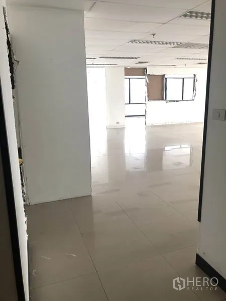 สำนักงาน ให้เช่าในWatthana, Bangkok - โถงทางเดินเปิดสู่พื้นที่สำนักงานโล่ง ผนังขาว พื้นกระเบื้อง