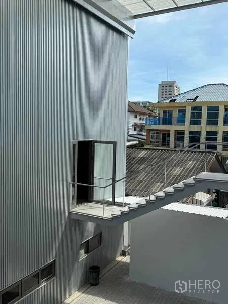 สำนักงานที่บ้าน ให้เช่าหรือขาย - อาคารกรุเมทัลชีทภายนอก พร้อมบันไดกลางแจ้งสู่ประตูด้านข้าง