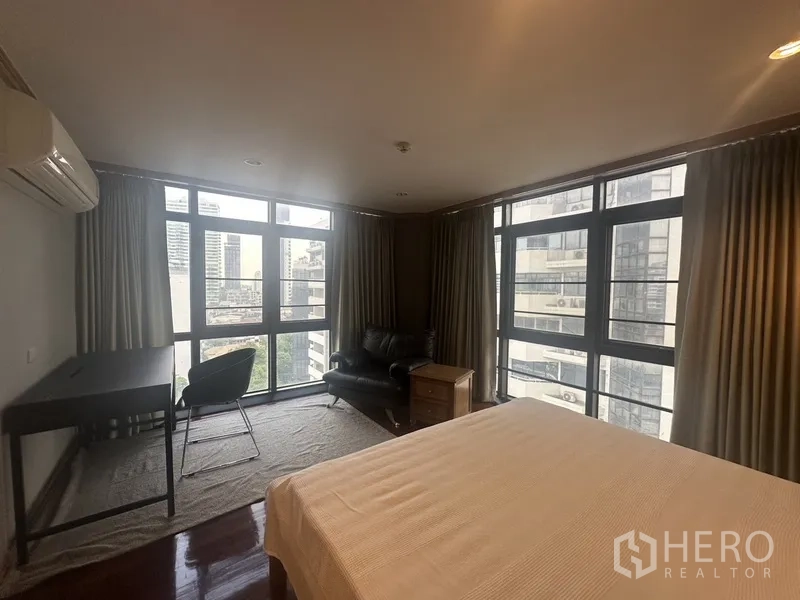 คอนโด ขายในWatthana, Bangkok - ห้องนอนมุมอาคาร หน้าต่างพาโนรามา เห็นวิวเมือง พร้อมเตียง โต๊ะทำงาน และโซฟา