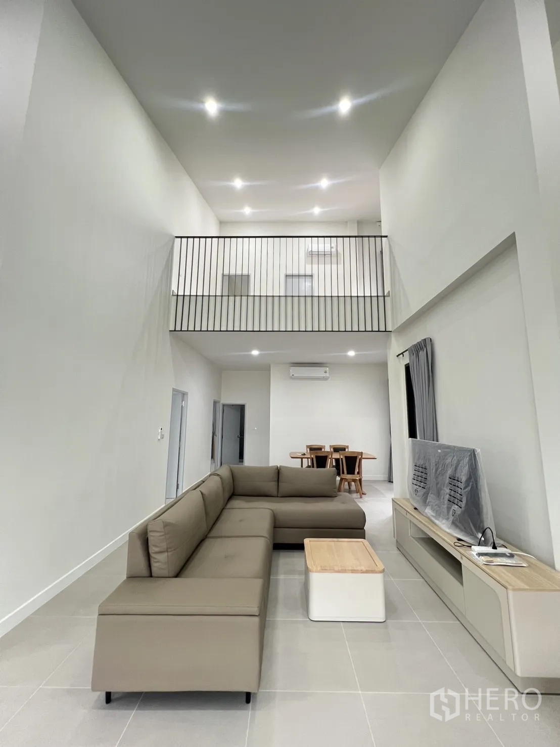 Detached House for rent in Saphan Sung, Bangkok - Side yard with small lawn and paved patio next to the house exterior.