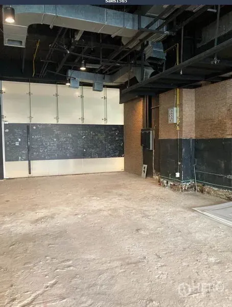 พื้นที่ขายปลีก ให้เช่าในKhlong Toei, Bangkok - มุมมองภายในร้านว่าง เพดานสไตล์ลอฟต์พร้อมงานระบบและพื้นยังไม่ปู.
