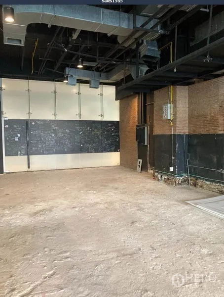 พื้นที่ขายปลีก ให้เช่าในKhlong Toei, Bangkok - มุมมองภายในร้านว่าง เพดานสไตล์ลอฟต์พร้อมงานระบบและพื้นยังไม่ปู.
