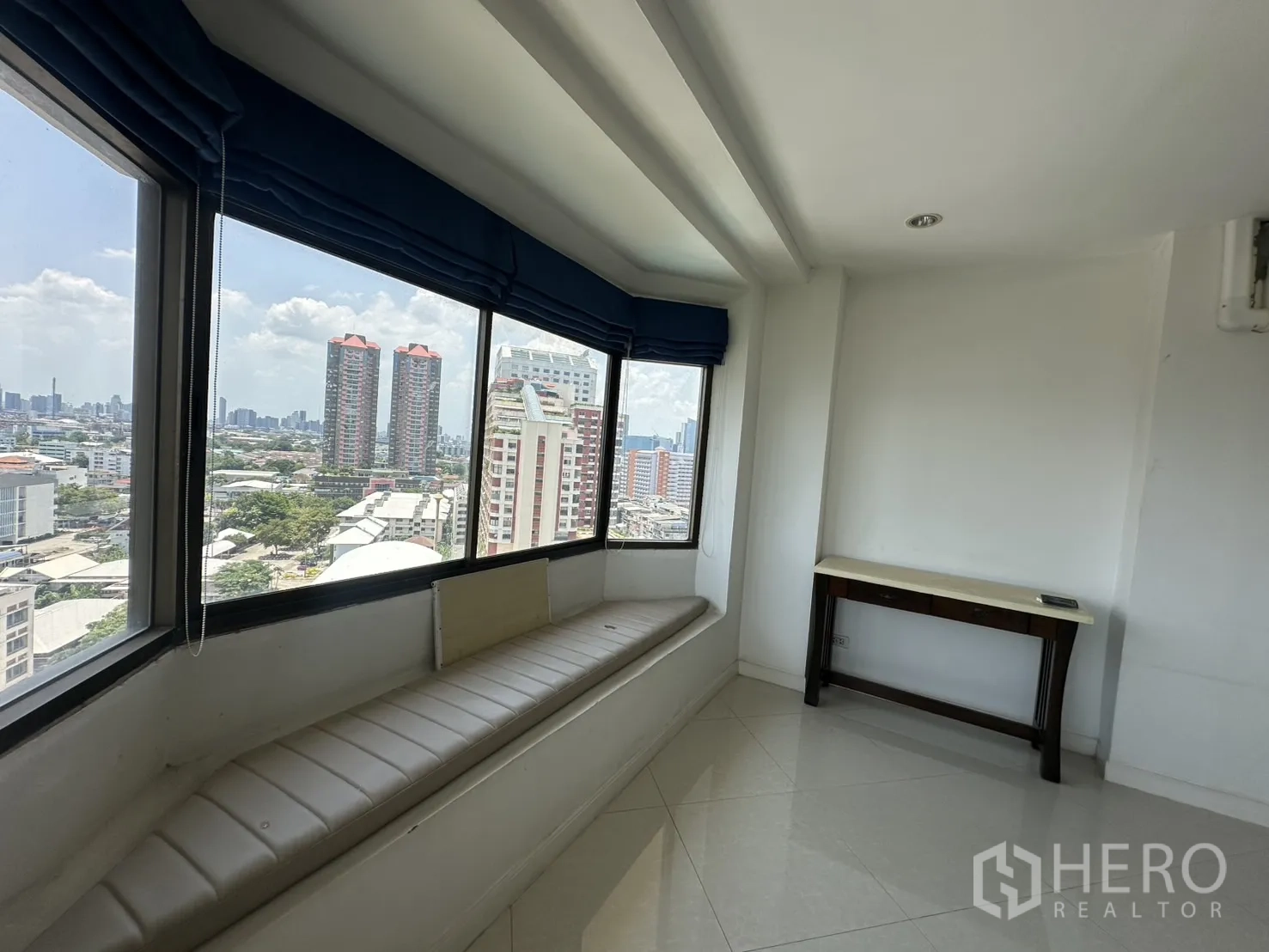 คอนโด ขายในBang Na, Bangkok - มุมนั่งริมหน้าต่างบิวท์อินพร้อมที่นั่งยาว มองเห็นวิวเมือง ข้างโต๊ะเล็ก