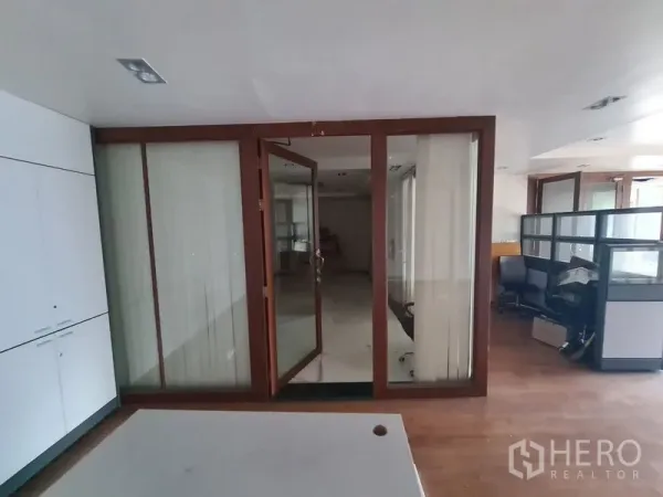 办公空间 出租在Bang Rak, Bangkok - 带推拉玻璃门的会议室，旁有内置储物柜。