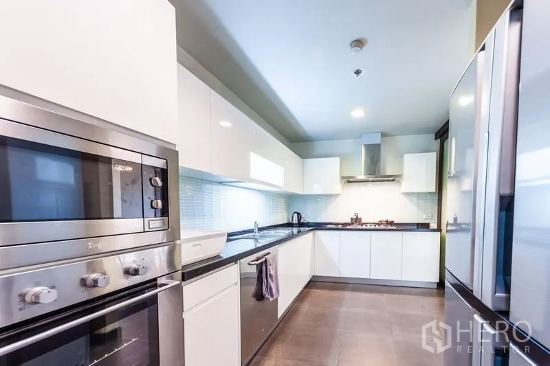 คอนโด ให้เช่าในWatthana, Bangkok - ครัวทันสมัยมีเตาอบบิลท์อิน เครื่องล้างจาน และตู้เย็นขนาดใหญ่