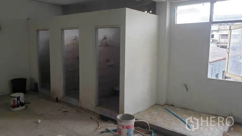 อาคารพาณิชย์ ให้เช่าในPhra Khanong, Bangkok - พื้นที่ชั้นบนมีห้องน้ำแบบคูหา 3 ห้องกำลังปรับปรุง มีหน้าต่างระบายอากาศ