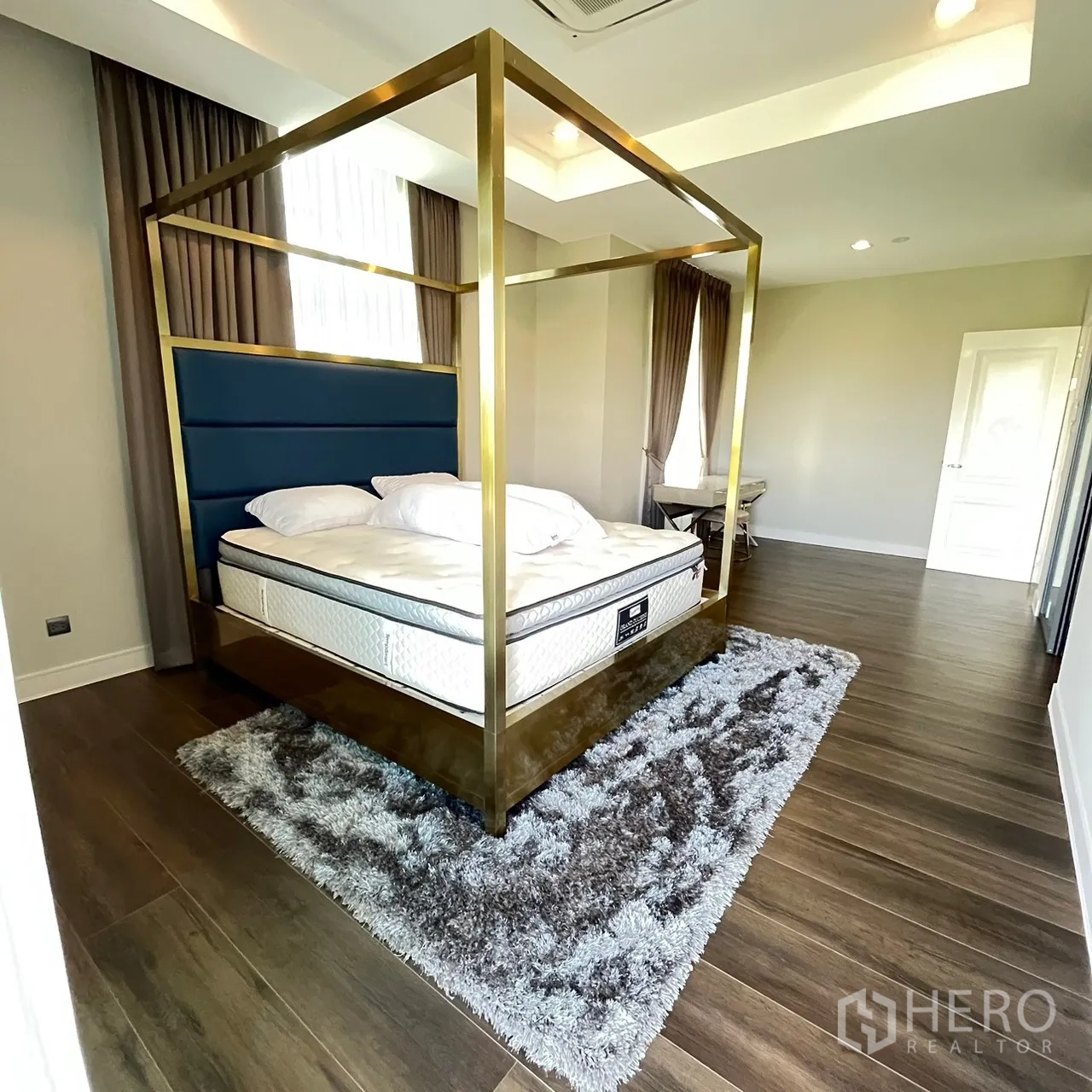 บ้าน ให้เช่าหรือขายในBang Khen, Bangkok - ห้องนอนมาสเตอร์กว้าง เตียงสี่เสาและพื้นไม้