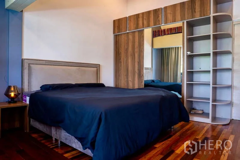 联排别墅 出租在Khlong Toei, Bangkok - 主卧带大衣柜与木地板