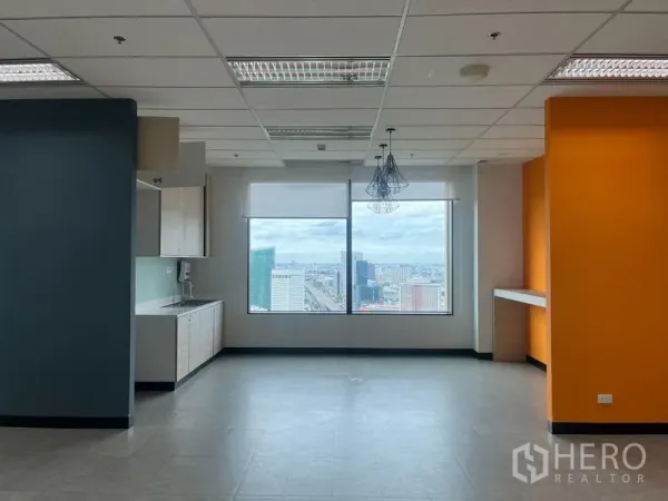 สำนักงาน ให้เช่าในChatuchak, Bangkok - พื้นที่แพนทรีและพักผ่อนพร้อมชุดครัว ผนังสีส้ม และหน้าต่างบานกว้างมองเห็นวิวเมือง