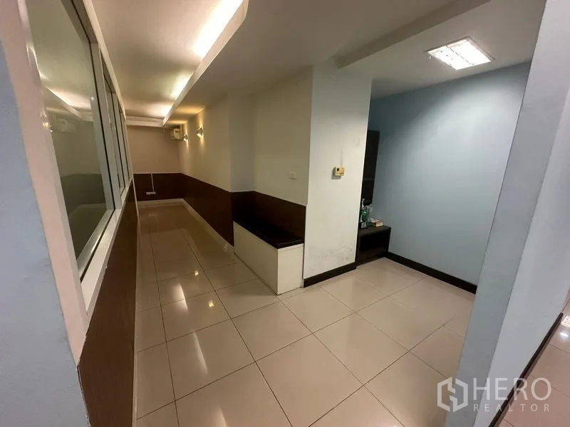 สำนักงาน ขาย - ทางเดินมีที่นั่งบิลท์อินและไฟส่องเชื่อมห้องต่าง ๆ