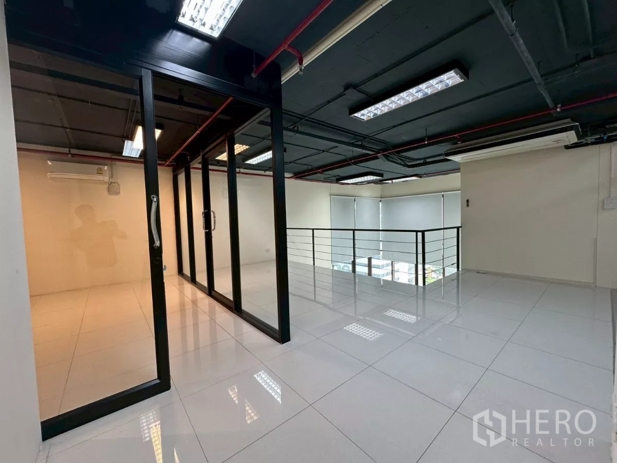 สำนักงาน ให้เช่าในKhlong Toei, Bangkok - โถงชั้นลอยหน้าห้องประชุมกระจก มองออกไปยังวิวเมือง