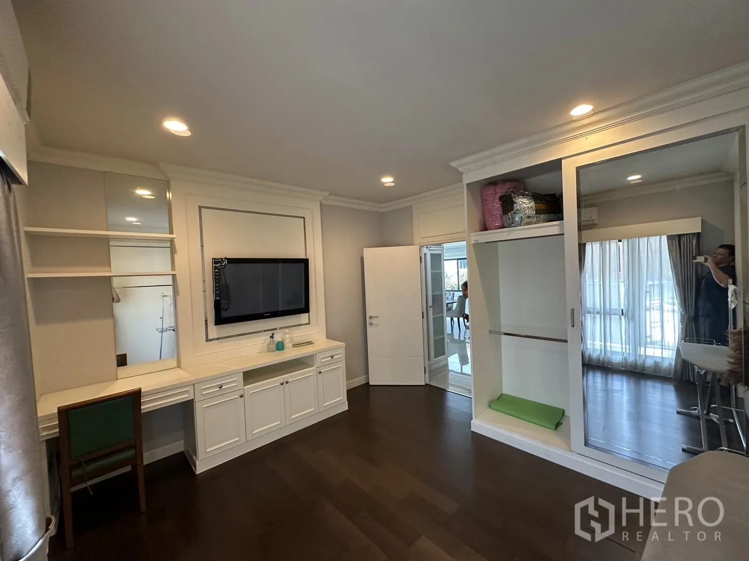 บ้าน ให้เช่าหรือขายในLam Luk Ka, Pathum Thani - ห้องพร้อมโต๊ะบิ้วอินและตู้เสื้อผ้าบานกระจกเลื่อน