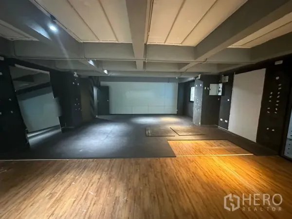 办公空间 出租在Bang Rak, Bangkok - 大型工作室式空间，深色特色墙与外露梁，多功能分区地面。