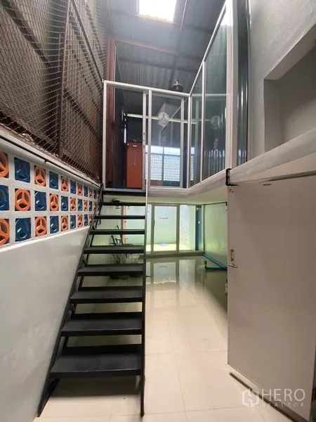 อาคารพาณิชย์ ให้เช่าในKhlong Toei, Bangkok - บันไดโลหะสู่ชั้นลอยกระจกเหนือพื้นกระเบื้องเงา