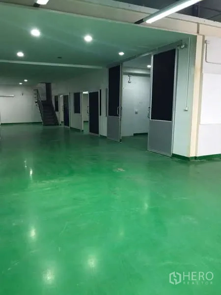 โรงงาน ให้เช่าในBang Phli, Samut Prakan - มุมมองอีกด้านของเวิร์กช็อประยะยาวพร้อมช่องใช้งานและแสงสว่าง