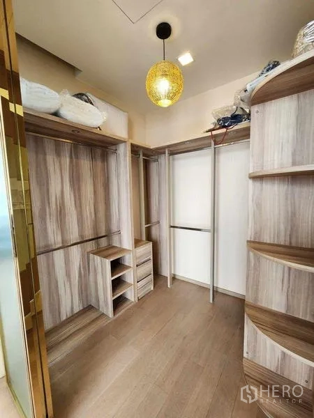 คอนโด ให้เช่า - วอล์คอินคลอเซ็ต ตู้เก็บของลายไม้และโคมไฟแขวน