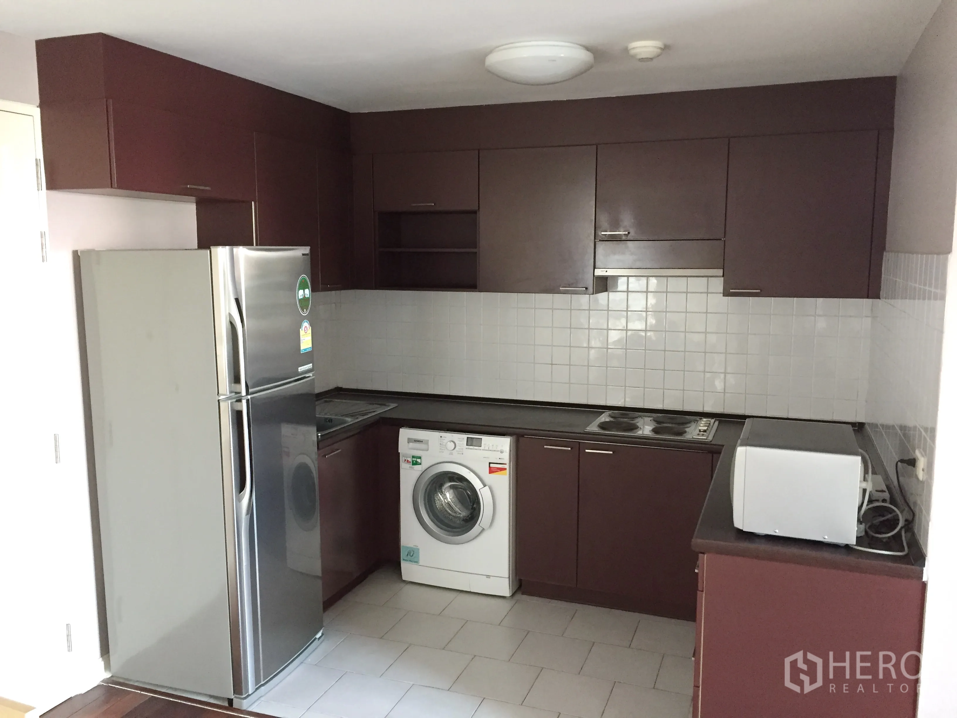 คอนโด ให้เช่าในWatthana, Bangkok - ครัวบิลท์อินพร้อมตู้ลอย เตา เครื่องไมโครเวฟ ตู้เย็น และเครื่องซักผ้า