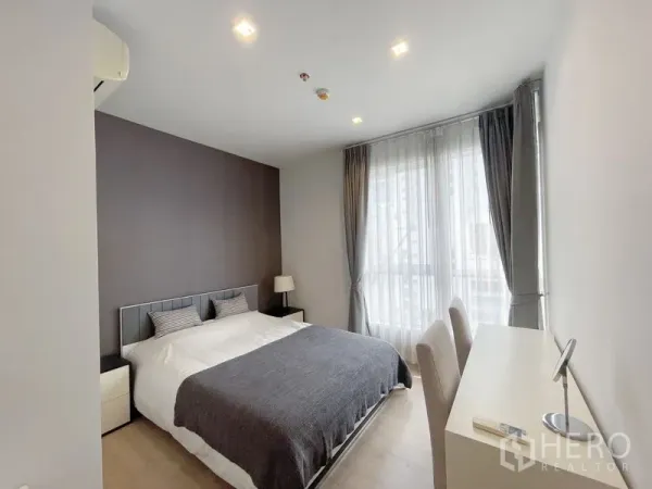 คอนโด ขายในWatthana, Bangkok - ห้องนอนอบอุ่น เตียงคิง โต๊ะทำงาน และผ้าม่านสูงจรดเพดานรับแสงธรรมชาติ