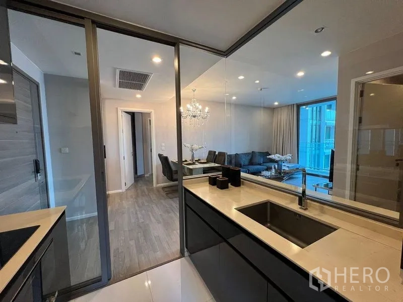 คอนโด ให้เช่าในWatthana, Bangkok - มุมมองจากครัวผ่านผนังกระจกสู่โถงนั่งเล่น-ทานข้าว