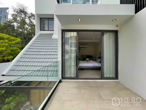 ทาวน์เฮาส์ ให้เช่าในKhlong Toei, Bangkok - ระเบียงกว้างราวกระจก ประตูบานเลื่อนเชื่อมห้องนอน