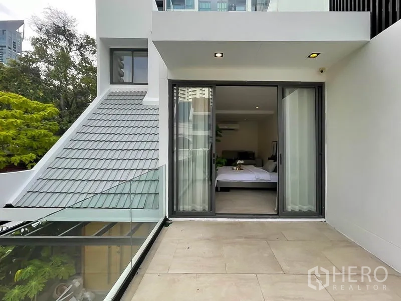 ทาวน์เฮาส์ ให้เช่าในKhlong Toei, Bangkok - ระเบียงกว้างราวกระจก ประตูบานเลื่อนเชื่อมห้องนอน