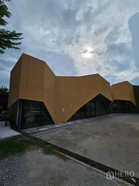 พื้นที่ขายปลีก ให้เช่าในPrawet, Bangkok - มุมมองภายนอกอาคาร แผงสีทองโดดเด่น พร้อมลานด้านหน้ากว้างเหมาะจอดรถลูกค้า