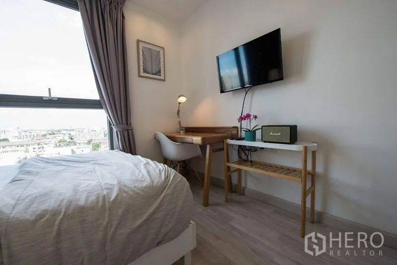คอนโด ให้เช่าในPhra Khanong, Bangkok - ห้องนอนที่สองพร้อมโต๊ะทำงาน ทีวีติดผนัง และหน้าต่างวิวเมือง