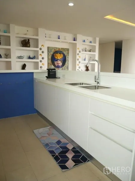 คอนโด ให้เช่าในKhlong Toei, Bangkok - ครัวตู้บิวท์อินสีขาว อ่างล้างจานคู่ และชั้นวางโชว์