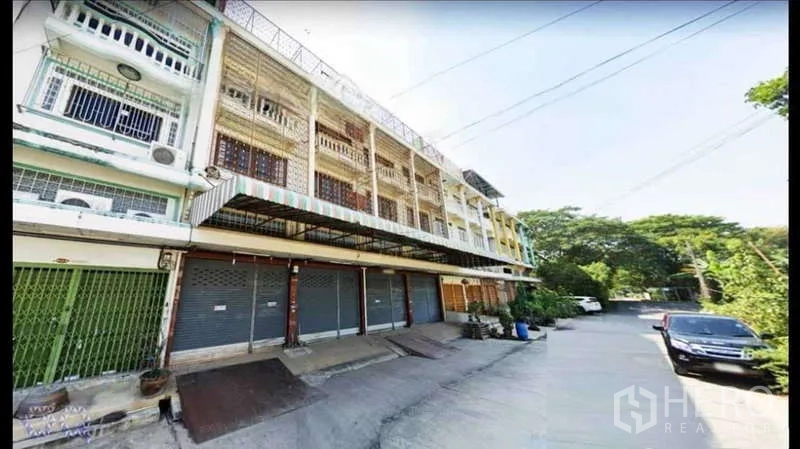 Warehouse for rent in Khlong Toei, Bangkok - Clear warehouse zone for storage or light assembly with concrete flooring and evenly spaced columns.