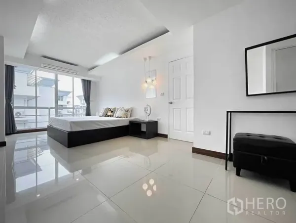 คอนโด ให้เช่าในKhlong Toei, Bangkok - ห้องนอนมาสเตอร์พร้อมกระจกเต็มผนัง โต๊ะข้างเตียง และพื้นกระเบื้องเงางาม