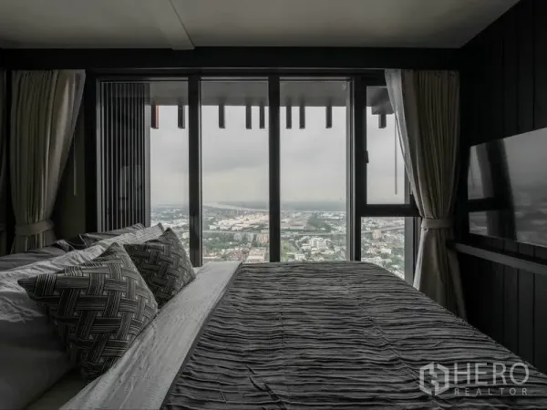 คอนโด ให้เช่าหรือขายในPhra Khanong, Bangkok - ห้องนอนเตียงคิง วิวพาโนรามาเมืองกรุงเทพจากกระจกเต็มบาน