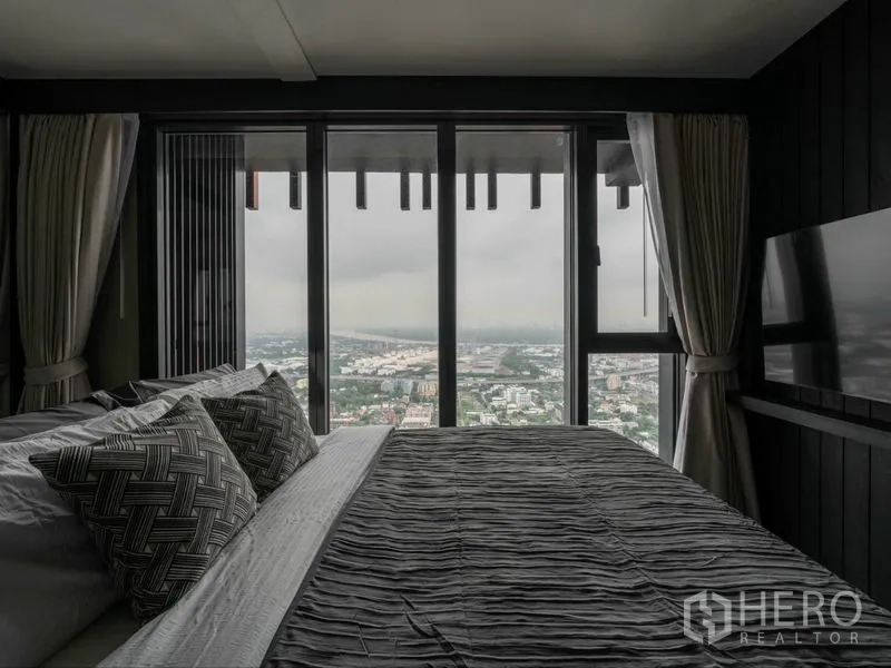 คอนโด ให้เช่าหรือขายในPhra Khanong, Bangkok - ห้องนอนเตียงคิง วิวพาโนรามาเมืองกรุงเทพจากกระจกเต็มบาน