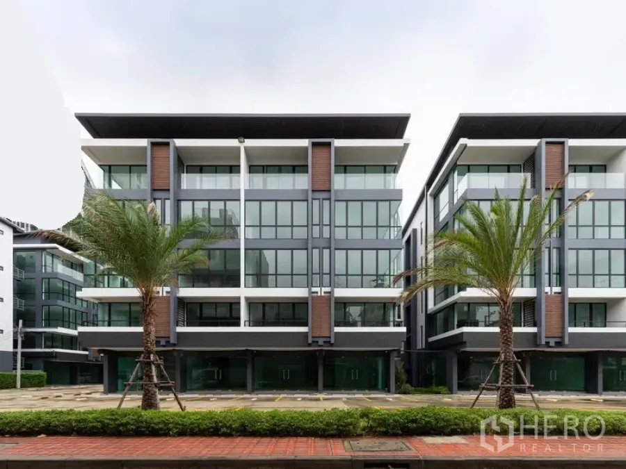 สำนักงานที่บ้าน ให้เช่าในBang Rak, Bangkok - อาคารโฮมออฟฟิศสมัยใหม่หลายชั้น หน้ากระจกเต็มบาน มีต้นปาล์มและที่จอดรถ ย่านสีลม กรุงเทพฯ