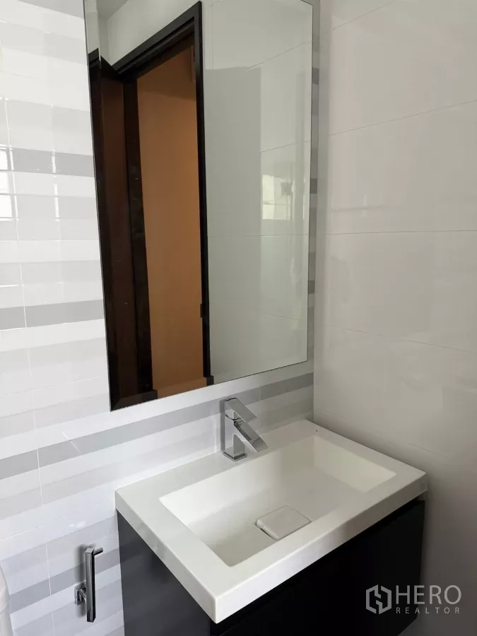 独立式住宅 出租在Bang Phli, Samut Prakan - 现代浴室洗手台，长方形台盆与墙面镜