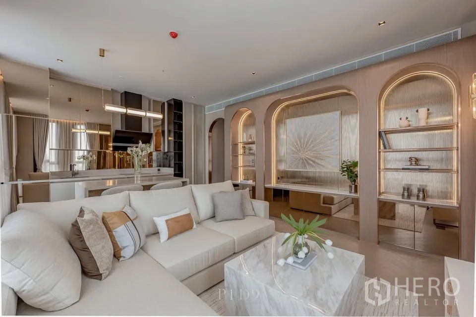 คอนโด for rent in Sathon, Bangkok - ห้องนั่งเล่นมีตู้ชั้นโค้งไฟซ่อนและพื้นที่รับประทานอาหารติดกับครัวทันสมัย