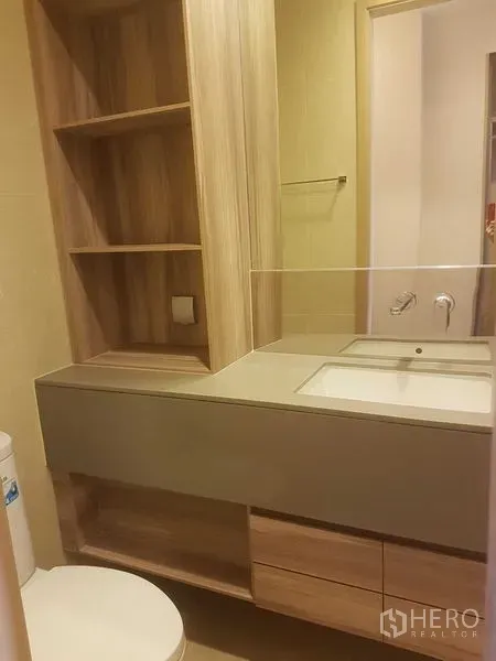 คอนโด ให้เช่าในWatthana, Bangkok - เคาน์เตอร์อ่างล้างหน้าแบบโมเดิร์นพร้อมชั้นเก็บของไม้และลิ้นชัก