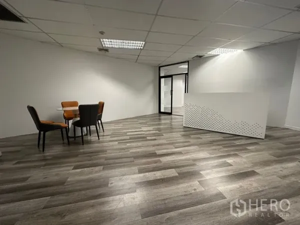 办公空间 出租或出售在Din Daeng, Bangkok - 大堂配接待台与休闲座椅，靠近玻璃门，极简风格。