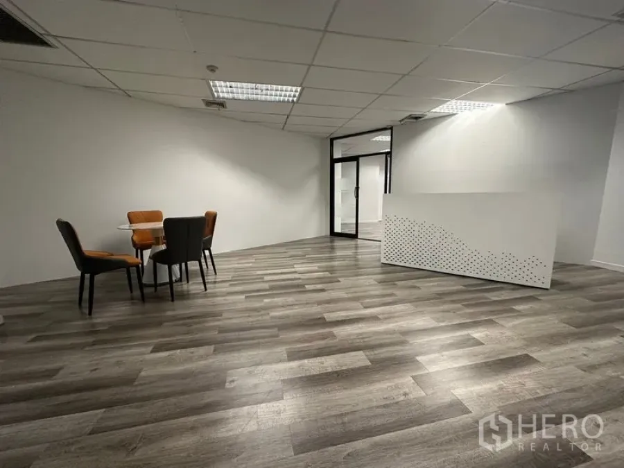 办公空间 出租或出售在Din Daeng, Bangkok - 大堂配接待台与休闲座椅，靠近玻璃门，极简风格。