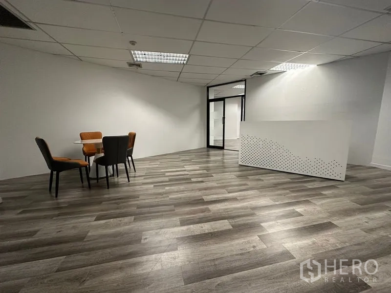 办公空间 出租或出售在Din Daeng, Bangkok - 大堂配接待台与休闲座椅，靠近玻璃门，极简风格。